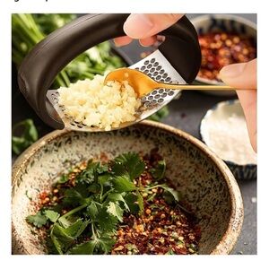 ROLLING GARLIC 🧄 PRESS BRAND NEW EASY TO USE